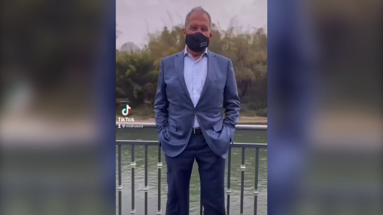 «P***** de quarantaine» : en visite en Chine, Lavrov arbore un masque FCKNG QRNTN sur TikTok