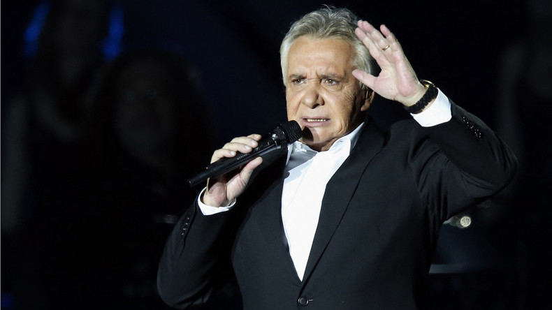 Michel Sardou déclaré cas contact de Roselyne Bachelot après le non-respect des gestes barrières
