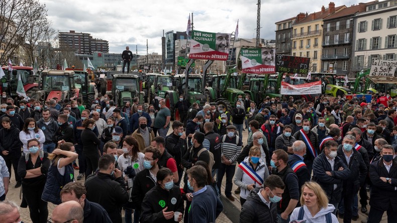 Les agriculteurs crient leur colère à Clermont et à Lyon, le ministre accepte de les recevoir
