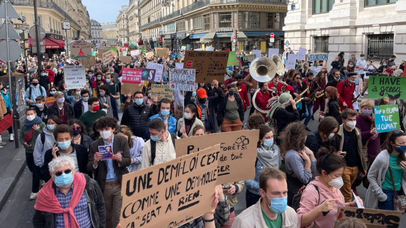 A Paris, des milliers de personnes réclament une «vraie loi climat»