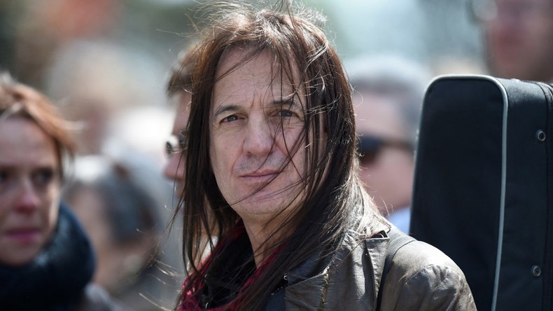 «Je vous propose de commettre un délit» : Lalanne fait s'embrasser des manifestants à Nice