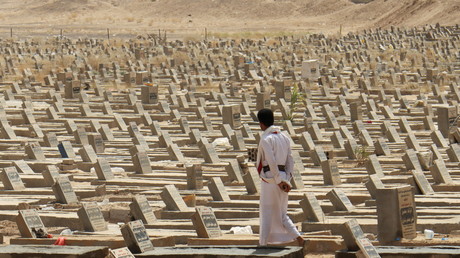 Un homme marche au milieu de tombes à Marib, au Yémen, le 28 février 2021 (photo d'illustration).