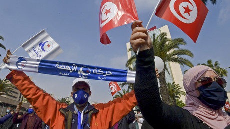Le 27 février à Tunis, de nombreux manifestants en faveur du mouvement islamiste Ennahdha ont défilé pour soutenir le gouvernement d'Hichem Mechichi.