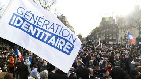 Un drapeau orné du logo de Génération identitaire lors d'une manifestation de soutien à Paris, le 20 février 2020 (image d'illustration).