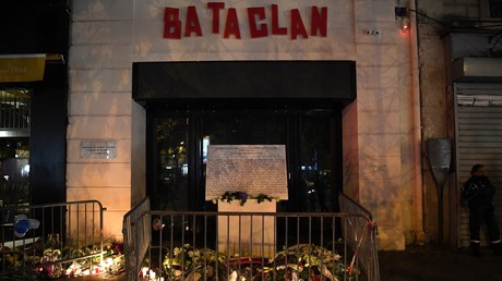 Des fleurs sont déposées devant le Bataclan le 13 novembre 2017, deux ans après les attentats meurtriers (image d'illustration).