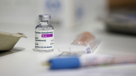 Un flacon du vaccin d'AstraZeneca contre le Covid-19 dans un centre de vaccination à Londres, le 18 février 2021.