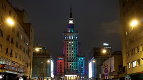 Le Palais de la culture et de la science de Varsovie éclairé aux couleurs du drapeau LGBT lors de la journée internationale de la tolérance, le 16 novembre 2020 (image d'illustration)