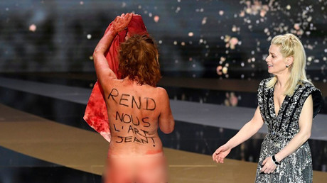 Photo floutée de l'actrice Corinne Masiero nue pour soutenir les intermittents du spectacle, lors de la 46e cérémonie des César à Paris, le 12 mars 2021.