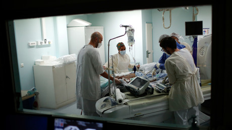 Le 29 avril 2020, un patient atteint du Covid-19 est soigné à l'hôpital Robert-Ballanger situé dans le département de la Seine-Saint-Denis (Ile-de-France).