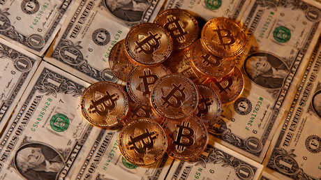 Des dollars et des bitcoins présents sur une même image le 27 janvier 2020.