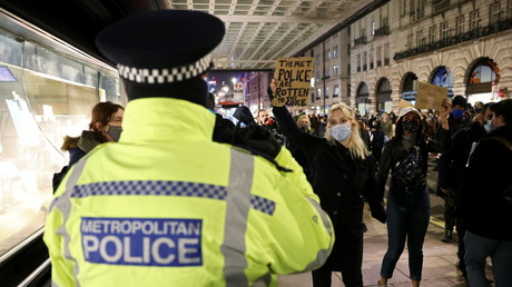 Un policier lors de la manifestation ayant fait suite à la mort de Sarah Everard, à Londres, le 16 mars 2021 (image d'illustration).
