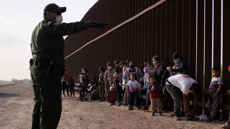 Demandeurs d'asile du côté américain du Rio Grande à la frontière avec le Mexique en mars.