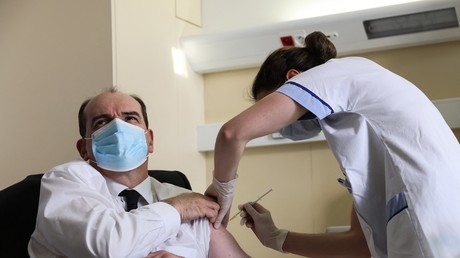 Le Premier ministre français Jean Castex reçoit sa première dose du vaccin AstraZeneca, le 19 mars à l'hôpital Bégin de Saint-Mandé (Val-de-Marne)