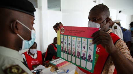 Un agent électoral tient une liste des candidats à la présidentielle congolaise, le 17 mars 2021 à Brazzaville, alors que les forces de sécurité votent en amont de l'élection présidentielle du 21 mars (image d'illustration).