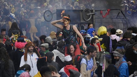 Le 21 mars 2021, des jeunes se sont réunis à Marseille à l'occasion d'un carnaval en dépit des restrictions sanitaires.
