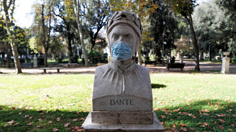 Un masque sanitaire sur le buste de Dante, à Rome, le 10 novembre 2020 (image d'illustration)