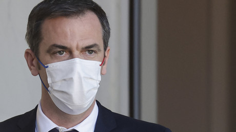 Le ministre français de la Santé, Olivier Veran, sort d'une réunion hebdomadaire organisée au Palais de l'Élysée, le 24 mars 2021.