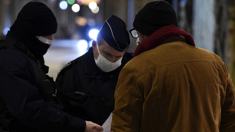 La police vérifie l'attestation de déplacement d'un passant à Metz, le 5 janvier 2021 (image d'illustration)