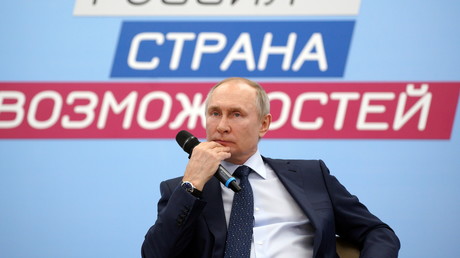 Le président russe Vladimir Poutine assiste à une session du conseil de surveillance de l'organisation «Russie - le pays des opportunités» près de Moscou, le 26 mars 2021.