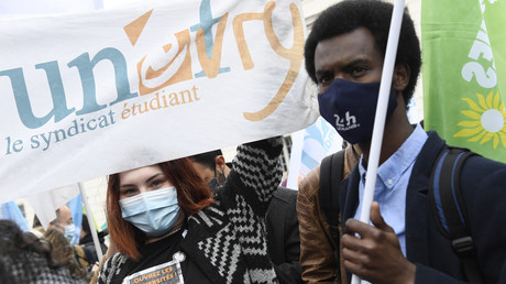 Des manifestants tiennent une banderole du syndicat Unef lors d'une manifestation contre la précarité des étudiants, à Paris le 16 mars 2021 (image d'illustration).