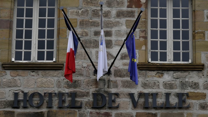 Séparatisme : le Sénat souhaite donner la possibilité aux maires d'interdire les drapeaux étrangers