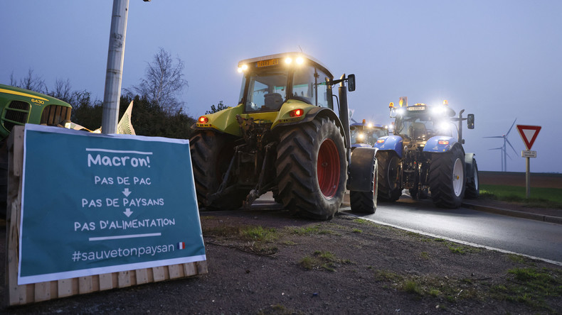 Des agriculteurs d'Ile-de-France mènent une opération escargot sur plusieurs autoroutes (VIDEOS)