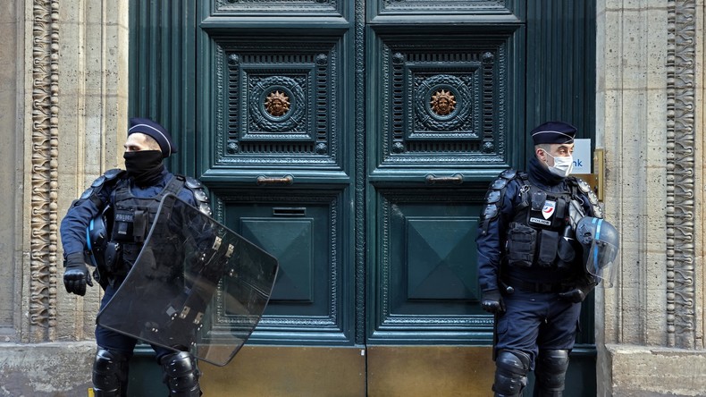 Dîners clandestins : la SDJ de M6 se défend et évoque la présence d'«un membre du gouvernement»
