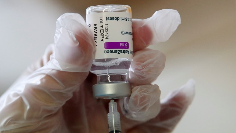 Vaccin d'AstraZeneca : l'EMA évoque un «lien possible avec de très rares cas de caillots sanguins»