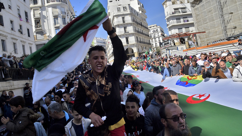 «Macron dégage» : plusieurs slogans contre la France lancés pendant la marche du Hirak à Alger