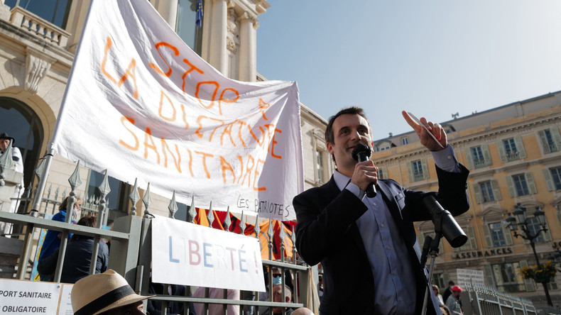 «Coronafolie» : près de 500 manifestants se réunissent à Paris à l'appel de Florian Philippot