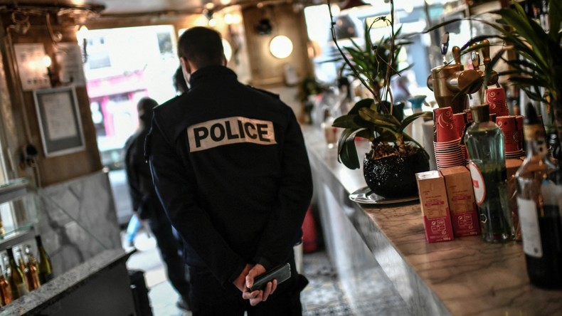 Des policiers pris à partie lors d'opérations visant un restaurant et un bar à chicha clandestins