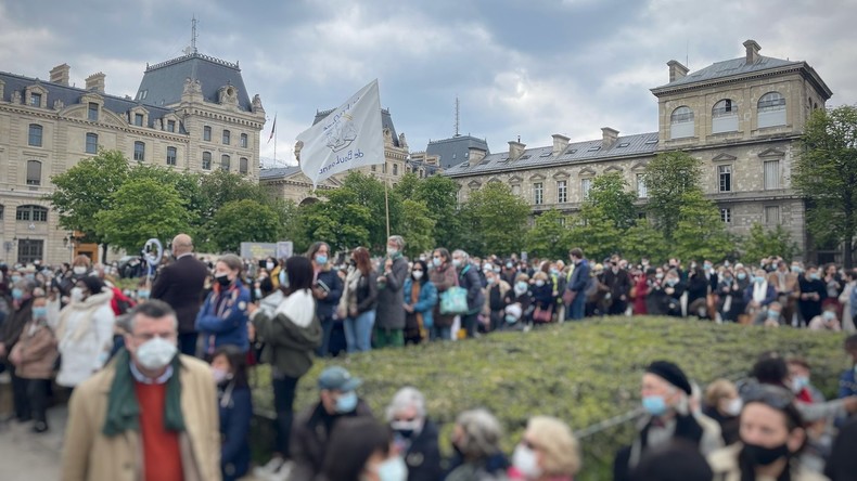 Deux ans après l'incendie, des catholiques se réunissent devant Notre-Dame de Paris