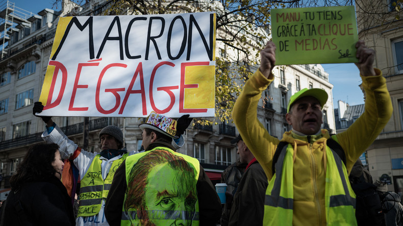 Gilets jaunes : Macron reconnaît «une erreur» concernant la taxe sur les carburants