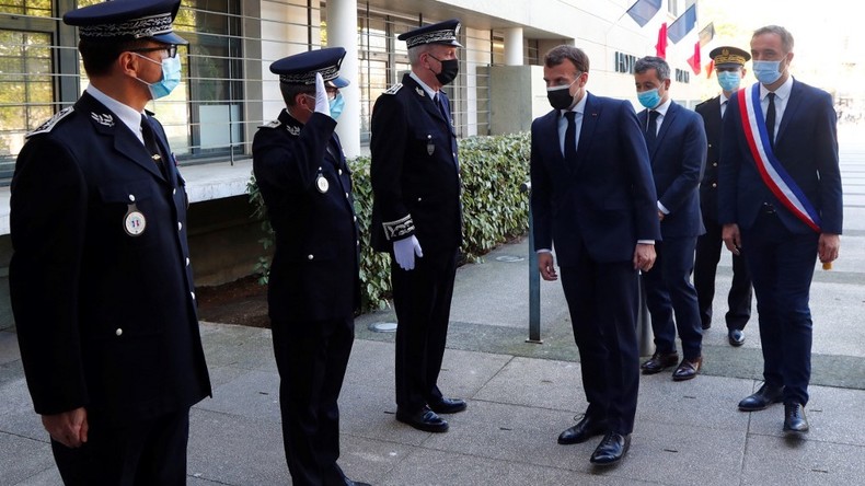 Macron hué à son arrivée au commissariat de Montpellier