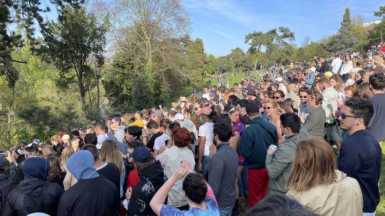 Une foule sans masque se déchaîne lors d'une fête sauvage dans un parc de Paris