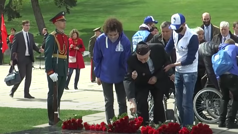 Russie : inhumation de soldats soviétiques tombés durant la bataille de Stalingrad
