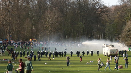 La police belge disperse des jeunes rassemblés au parc du Bois de la Cambre pour une fête contre les mesures et restrictions sanitaires, à Bruxelles, Belgique, le 1er avril 2021.