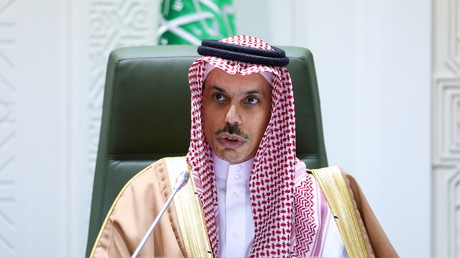 Le ministre saoudien des Affaires étrangères Fayçal ben Farhan lors d'une rencontre avec son homologue russe Sergueï Lavrov à Riyad, le 10 mars 2021.