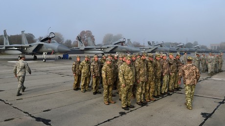 Des militaires ukrainiens et américains se tiennent devant des chasseurs F-15 américains lors d'un exercice de l'armée de l'air sur la base aérienne militaire de Starokostiantyniv, le 12 octobre 2018.