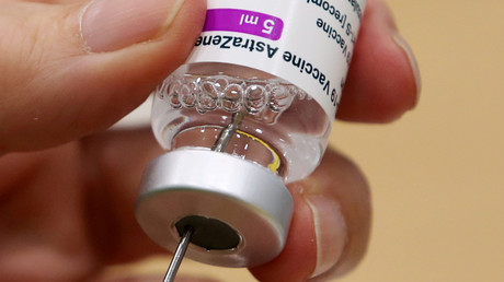 Un professionnel de santé prépare une dose de vaccin AstraZeneca dans un centre de vaccination à Anvers (Belgique), le 18 mars 2021 (image d'illustration).