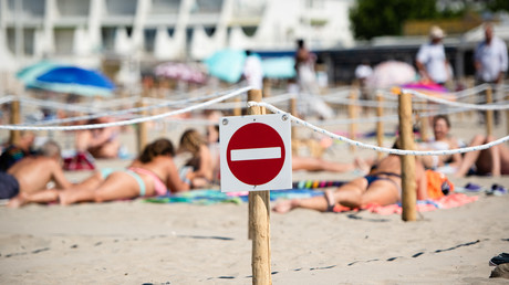 Un panneau « stop » sur la plage de la Grande-Motte, le 21 mai 2020 (image d'illustration)