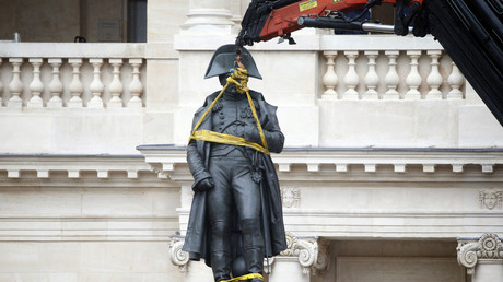 Déplacement de la statue Napoléon de la cour des Invalides lors d'une restauration en 2015 (image d'illustration).