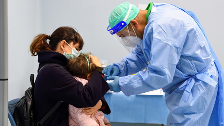 Un enfant reçoit un vaccin contre la grippe dans un hôpital militaire à Milan en Italie en novembre 2020 (image d'illustration).