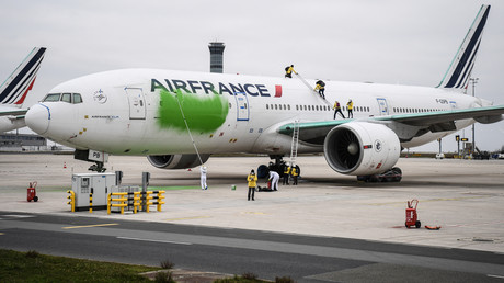 Action de l’organisation Greenpeace pour appeler à la réduction du trafic aérien face aux défis climatiques sur le tarmac de l'aéroport international de Roissy-Charles de Gaulle (CDG), au nord de Paris le 5 mars 2021 (illustration).