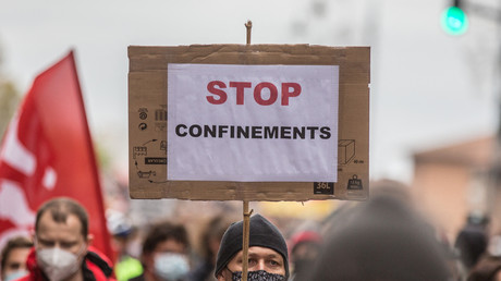Un manifestant tient une pancarte où est inscrit «Stop confinements» lors d'une manifestation réclamant plus de ressources pour les soins de santé à Toulouse (Haute-Garonne), le 7 novembre 2020 (image d'illustration).