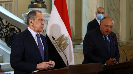 Les ministres russe et égyptien des Affaires étrangères, Sergueï Lavrov et Sameh Choukry à l'occasion d'une conférence de presse le 12 avril 2021 au Caire (Egypte).