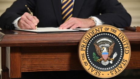 Joe Biden signant un décret (image d'illustration).