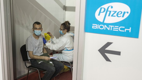 Une personne reçoit une dose du vaccin Pfizer/BioNTech à Belgrade, en Serbie, le 13 avril 2021 (image d'illustration).