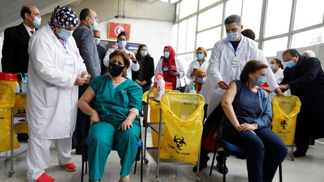 Le 13 mars 2021, des soignants vaccinent le personnel médical à Tunis (image d'illustration).