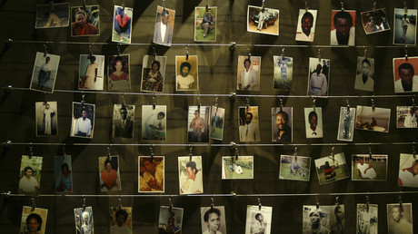 Des photos de victimes du génocide au Rwanda installées sur un mur du mémorial de Gisozi, à Kigali, le 5 avril 2004 (image d'illustration).